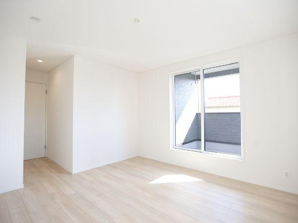 横田第2-2号棟の洋室|大きな窓から光が差し込む明るい洋室です。シンプルな内装が特徴でどんなインテリアにも調和します。開放感のある空間が印象的です。清潔感のある床材もポイントです。幅広い用途に対応できる洋室です。