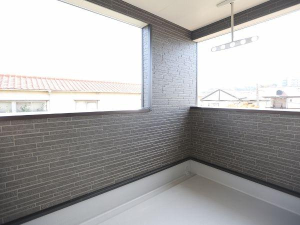 横田第2-2号棟のバルコニー|外からの視線が気になりにくいバルコニーです。しっかりと壁が設けられプライベートな空間を確保しています。明るい光が差し込む開放的な雰囲気です。雨風から守られる設計で使い勝手も良好です。