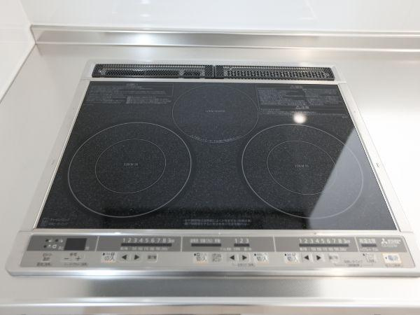 横田第2-2号棟のキッチン|3口タイプのIHクッキングヒーターが設置されています。操作パネルが見やすく使いやすさに配慮されています。天板はフラットでお手入れもラクです。清潔感のあるデザインがキッチンの印象を高めます。