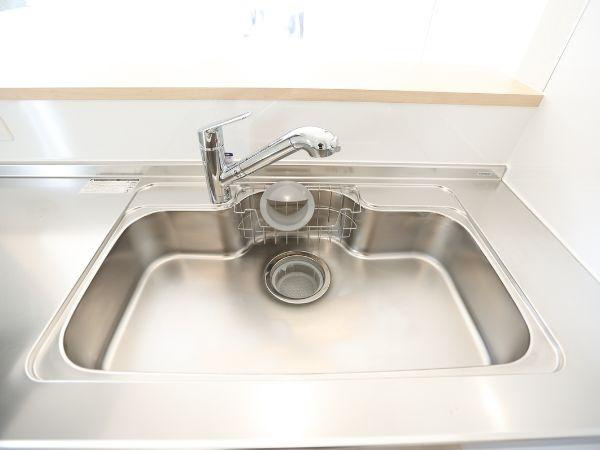 横田第2-2号棟のキッチン|広々としたシンクが特徴的なキッチンです。清潔感あふれるステンレス素材でお手入れがしやすい仕様となっています。作業スペースも確保されており調理や片付けがスムーズに行えます。