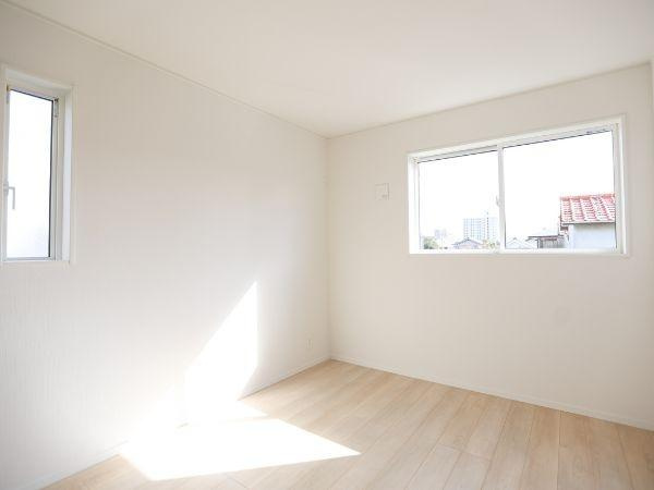 横田第2-2号棟の洋室|二面採光のため室内が明るく感じられます。シンプルな内装で好みのインテリアが合わせやすい洋室です。窓から外の景色を楽しめる点も魅力の一つです。落ち着いた雰囲気の空間が広がります。