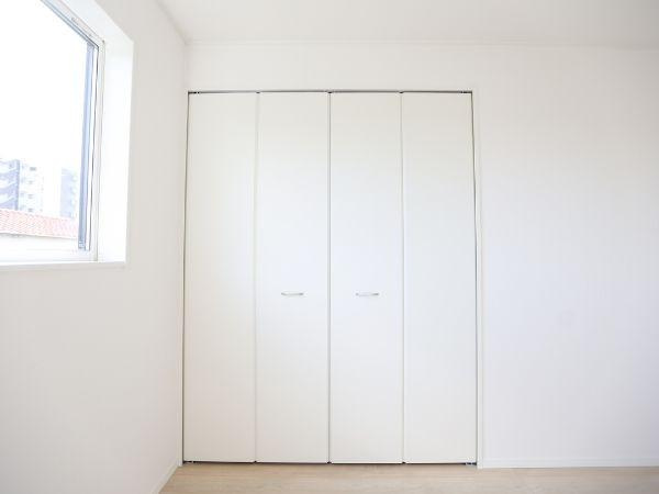 横田第2-2号棟の収納|ホワイトを基調としたクローゼットが空間を明るく見せています。シンプルで使いやすい収納スペースです。すっきりとした印象が魅力的なお部屋です。窓からの採光も良好で収納スペースに自然光が届きます。
