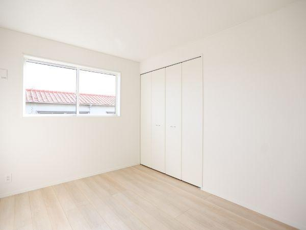 横田第2-2号棟の洋室|明るい色合いのフローリングが清潔感を演出しています。大きな窓から自然光が入り心地よい空間です。シンプルなデザインの洋室で使い方を自由に選べます。収納スペースも備わっております。