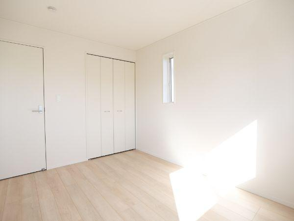 横田第2-2号棟の洋室|白を基調とした内装ですっきりとした印象の洋室です。クローゼット付きで収納も考慮されています。床材の明るい色合いが空間を広く見せてくれます。窓から自然光が入り室内も明るく保たれます。