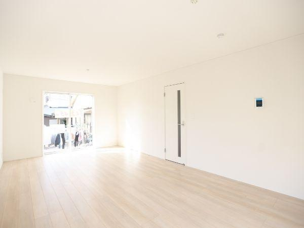 横田第2-2号棟の居間・リビング|リビングには大きな窓があり明るい光が差し込みます。床の色合いが空間を広く感じさせます。シンプルな内装でお好みのインテリアが楽しめそうです。清潔感ある雰囲気も魅力です。