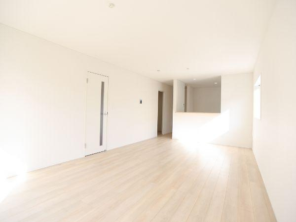 横田第2-2号棟の居間・リビング|リビングは明るい空間が広がっています。ナチュラルな床材が室内の印象を爽やかに演出しています。シンプルなデザインでインテリアの自由度も感じられます。