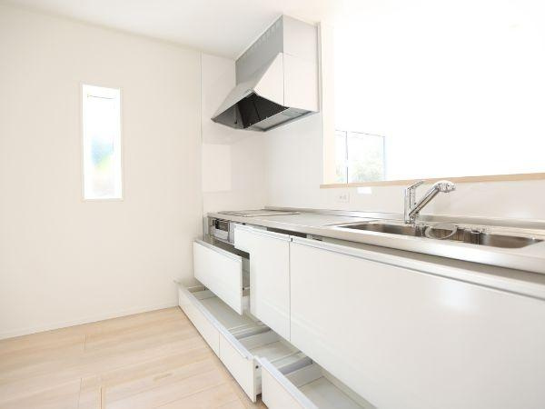 横田第2-2号棟のキッチン|明るい空間が広がるキッチンです。収納スペースが充実しており調理効率が上がります。窓から自然光が入るため清潔感があります。シンプルで使いやすいデザインです。