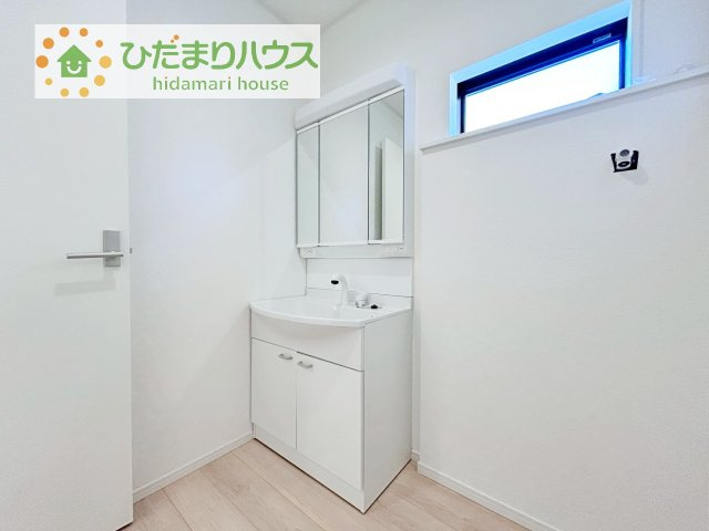 【独立洗面台】 | 結城市結城第43　新築戸建　6号棟 | 三面鏡の大きな鏡は憧れます(^^♪
鏡の後ろは収納となっていて、細かいものでも収納できるのでスッキリと整理できます！