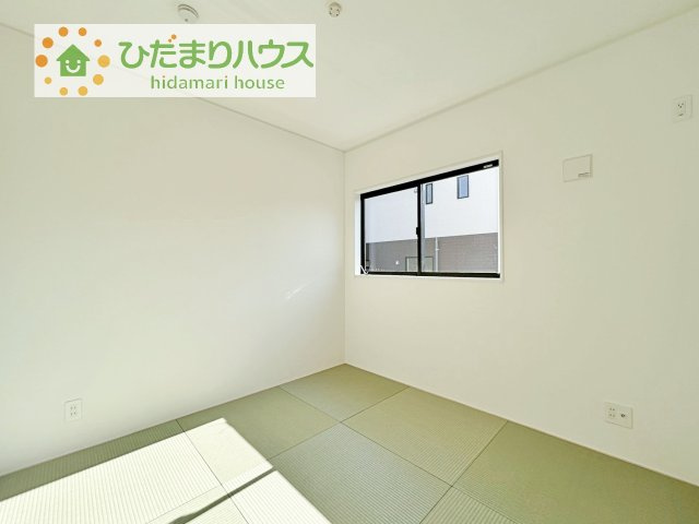 【和室】 | 結城市結城第43　新築戸建　6号棟 | リビング横には、お子様の遊び場にもなる和室が隣接。小さなお子さまにはフローリングよりもやわらかい畳の方が安心です♪