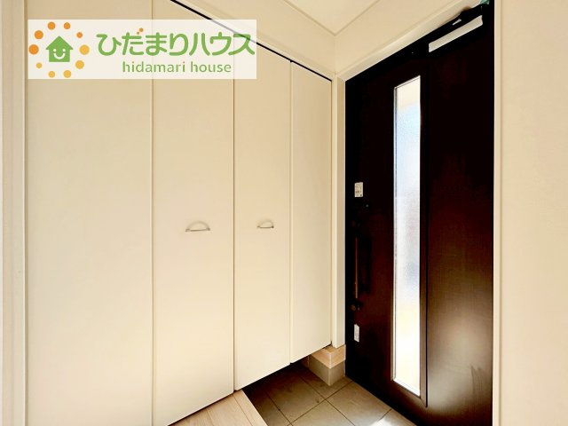 【玄関】 | 結城市結城第43　新築戸建　6号棟 | 天井までの高さがあるタップリ玄関収納、姿見・小引き出し付きなのも便利♪