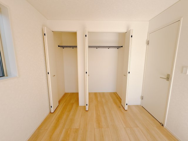 【Cradle garden】宇都宮市川田町 第6の収納|〇8号棟〇
収納力のあるクローゼットが備わった洋室。季節の衣類や生活用品もまとめてしまえて、片付けがラクになる嬉しい空間です。
※2025年11月撮影