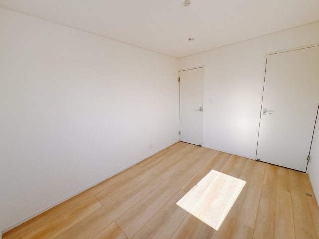 【Cradle garden】宇都宮市川田町 第6の洋室|〇8号棟・2階6帖洋室〇
静かな2階にある洋室は、プライベート感たっぷり。
勉強や趣味、仕事に集中できるちょうどいい広さで、自分だけの時間を大切にできます。
※2025年11月撮影