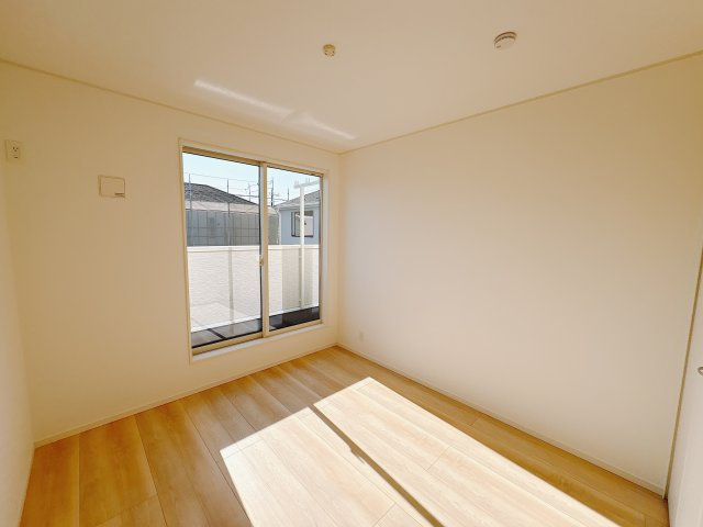 【Cradle garden】宇都宮市川田町 第6の洋室|〇8号棟・2階5.2帖洋室〇
コンパクトながらも使い勝手抜群な広さの洋室です。
家具の配置もしやすく、くつろぎ空間としても作業スペースとしても活躍します。
※2025年11月撮影