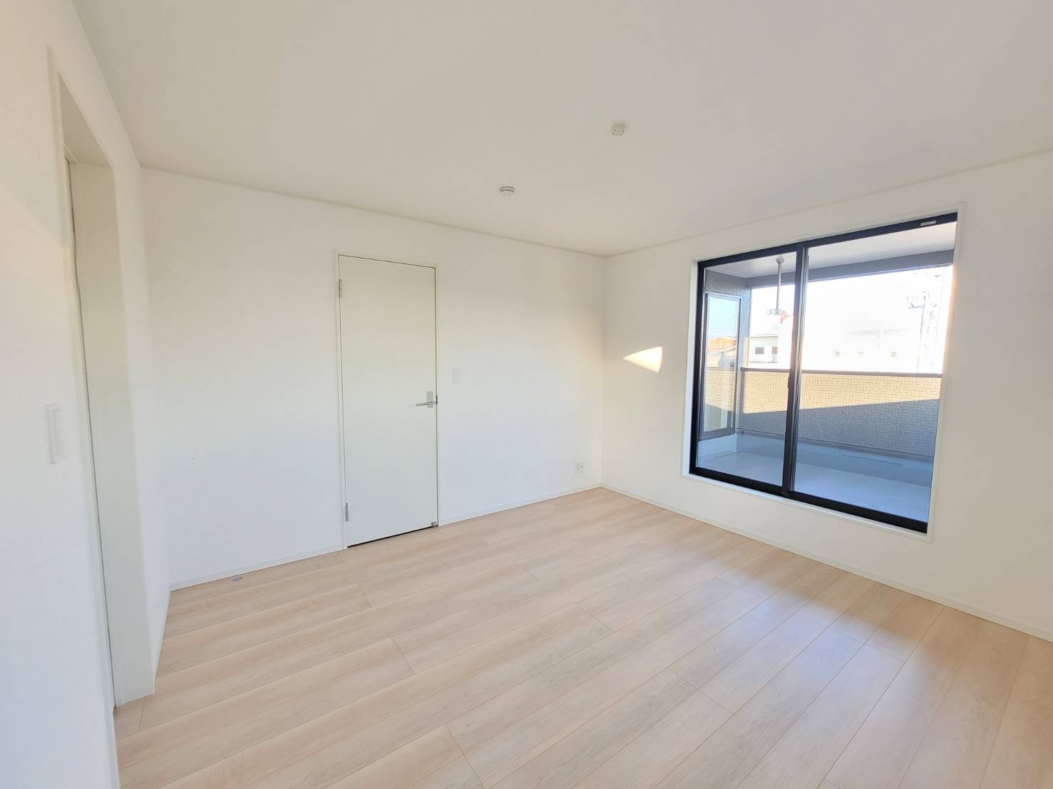 【Cradle garden】宇都宮市川田町 第6の洋室|〇11号棟・2階8帖洋室〇
ストレージルーム付き２階主寝室。ダブルベットも余裕♪バルコニーに面しているため、お洗濯干しもラクラク、明るいお部屋です。
※2025年11月撮影