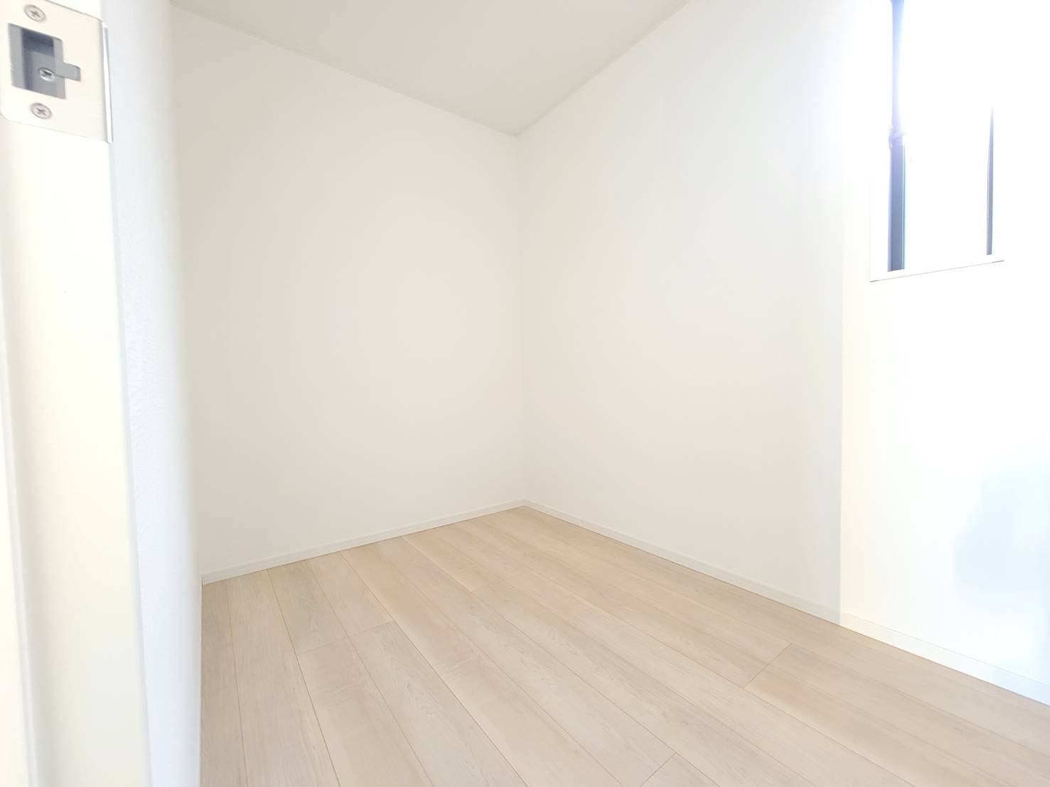 【Cradle garden】宇都宮市川田町 第6の洋室|〇11号棟・2階８帖洋室〇
主寝室には収納スペースとしてはもちろん、趣味のお部屋や書斎としても活用可能なフリースペース完備♪窓が付いているので開放感があり空気の入れ替えも楽々♪
※2025年11月撮影