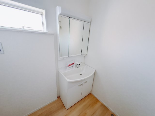 【Cradle garden】宇都宮市川田町 第6の独立洗面台|〇8号棟　洗面化粧台〇
洗面台は三面鏡付きで、身だしなみチェックもラクラク。収納力もたっぷりで、毎朝の準備が快適です。
※2025年11月撮影