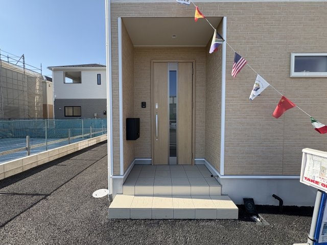 【Cradle garden】宇都宮市川田町 第6の玄関|〇8号棟　玄関ポーチ〇
異素材の外壁がスタイリッシュな玄関。さりげなく個性を演出する、こだわりを感じます。
※2025年11月撮影