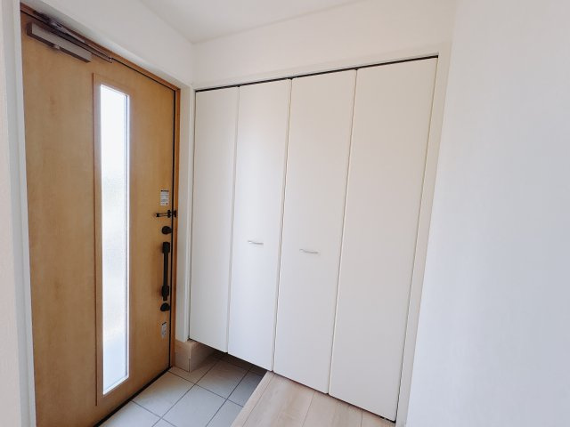 【Cradle garden】宇都宮市川田町 第6の玄関|〇8号棟　玄関〇
家族みんなの靴がすっきり収まる大容量シューズボックス。玄関がいつでも整って、来客時も安心。収納力と美観を両立した頼れる存在です。
※2025年11月撮影