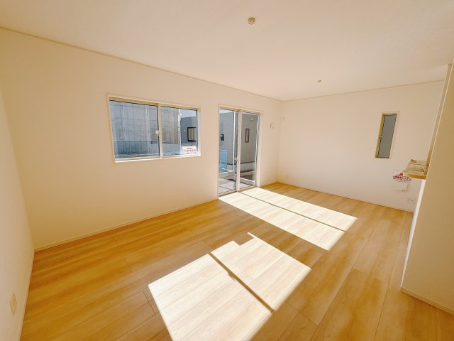 【Cradle garden】宇都宮市川田町 第6の居間・リビング|〇8号棟　LDK16帖〇
広いリビングは、開放感とくつろぎを兼ね備えています。自然と人が集まり、笑顔があふれる暮らしを実現します。
※2025年11月撮影