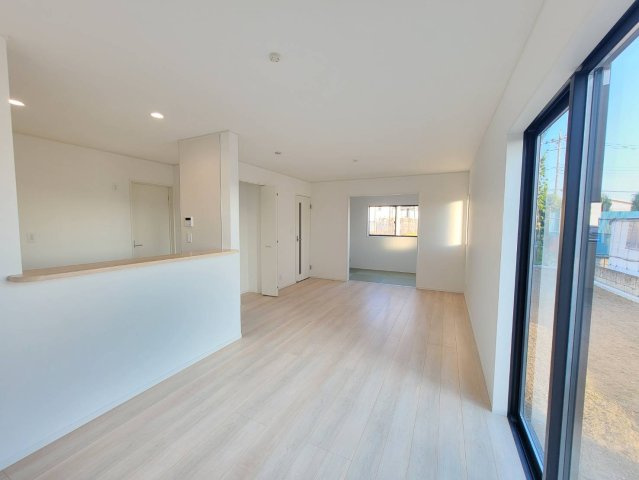 【Cradle garden】宇都宮市川田町 第6の居間・リビング|〇11号棟　LDK17帖〇
大画面TVの設置場所にも困らない、インテリアプランが考えやすい広々リビング。家族団らんの時間も増えそうです！
※2025年11月撮影