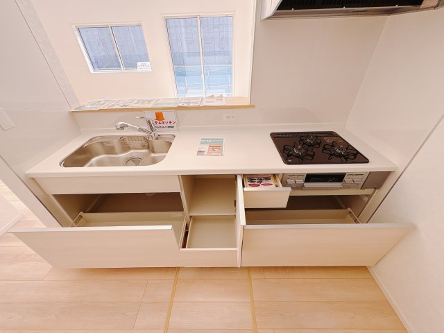 【Cradle garden】宇都宮市川田町 第6のキッチン|〇8号棟〇
スッキリとしたデザインで収納力たっぷり！増えがちな調理器具やカトラリー、かさ張るタッパーやお弁当箱など、もう収納場所に困る事はありません！
※2025年11月撮影