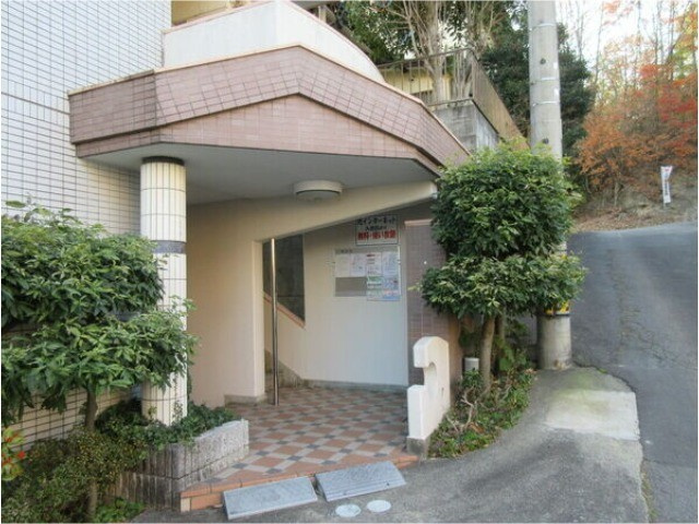 エバーグリーン明大寺のエントランス