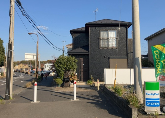 【前面道路含む現地写真】 | 住宅用の土地では前面道路に2m以上接していなければならないと法律で定められています。しかし、お持ちの車のサイズやライフスタイルなどにより、2mでは利便が悪い場合もございますので、事前に確認しましょう。