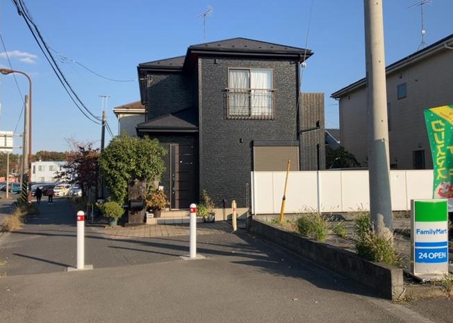 【前面道路含む現地写真】 | 道幅が広い場所は日当たりや風通が良好です。幅が広いのですれ違いも可能ですし大きな車でも駐車可能！一方で、大型車が通ることも多くなるため交通量の増加により騒音に繋がります。また土地の値段が高くなります。
