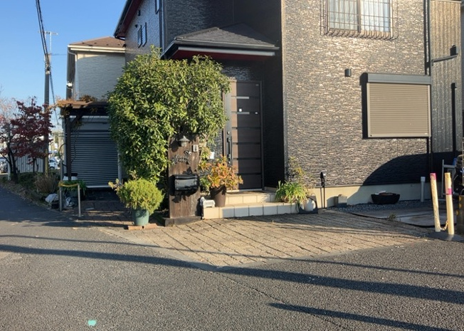 【庭】 | 庭があることでガーデニングや家庭菜園はもちろん、こどもの遊び場やペットを放して遊ぶことができます。また、家の周囲に余裕があるということです。隣地との間があれば、十分な日当たりと、風通しが確保できます。