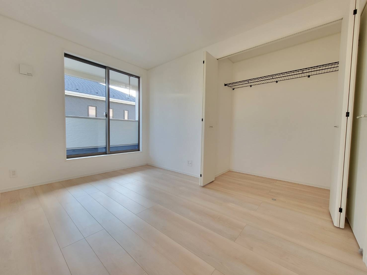 【Cradle garden】宇都宮市川田町 第6の洋室|○10号棟　2F洋室6帖○
バルコニーに出入りできる開放的な洋室です。お勉強の合間にバルコニーに出て深呼吸♪
外気を浴びれば気分もすっきり♪お勉強も捗ります。
※2025年11月撮影