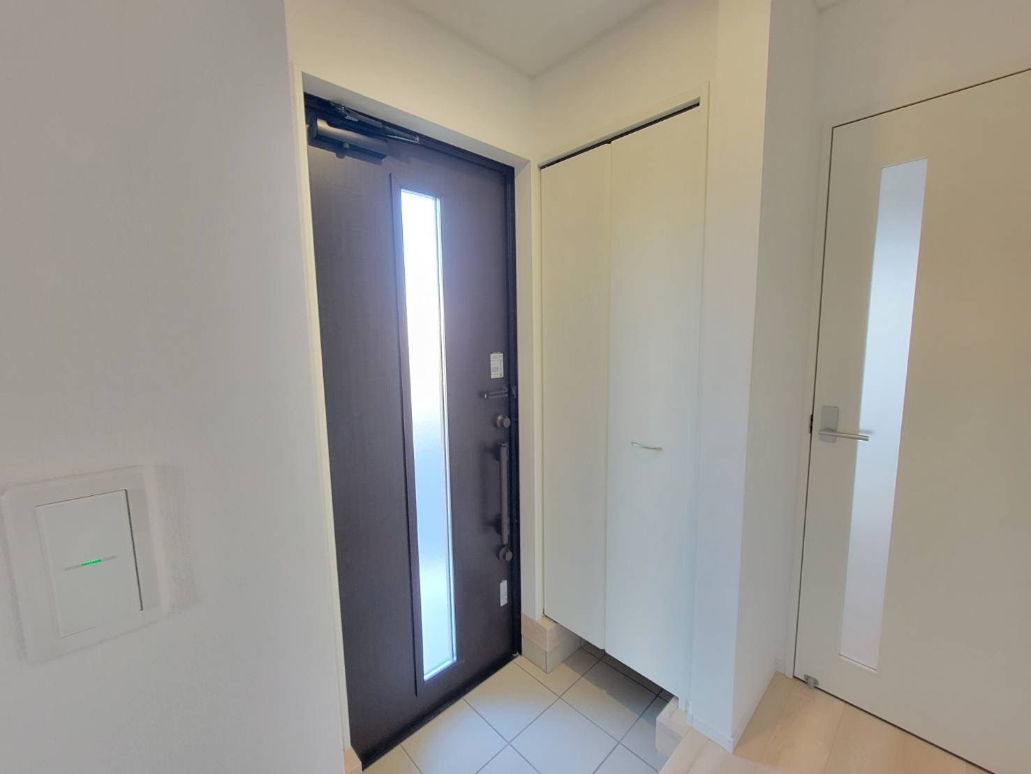 【Cradle garden】宇都宮市川田町 第6の玄関|〇10号棟　玄関〇
ご家族の靴もスッキリ収納できるシューズクローク付き♪
※2025年11月撮影