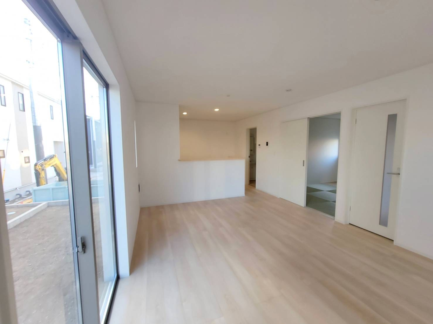 【Cradle garden】宇都宮市川田町 第6の居間・リビング|〇10号棟　LDK16帖〇
家族団らんがしやすい縦長リビング。和室が隣接しているのでお子様が遊んだりお昼寝するのを見守れるママに嬉しい間取りです。
※2025年11月撮影