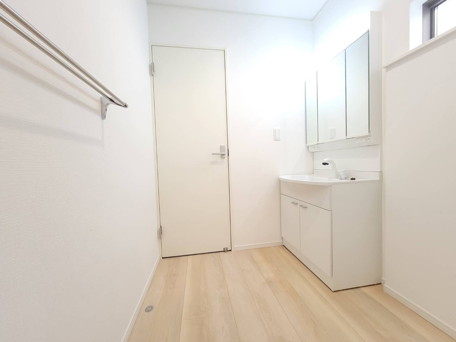 【Cradle garden】宇都宮市川田町 第6の独立洗面台|○洗面化粧台○
オシャレな三面鏡を採用した洗面化粧台。鏡の裏はリネンの保管に便利な収納です。
※2025年11月撮影