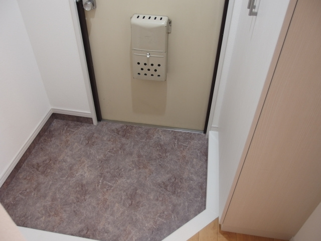 マンション英苑の玄関