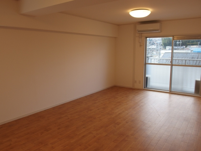 マンション英苑の居間・リビング