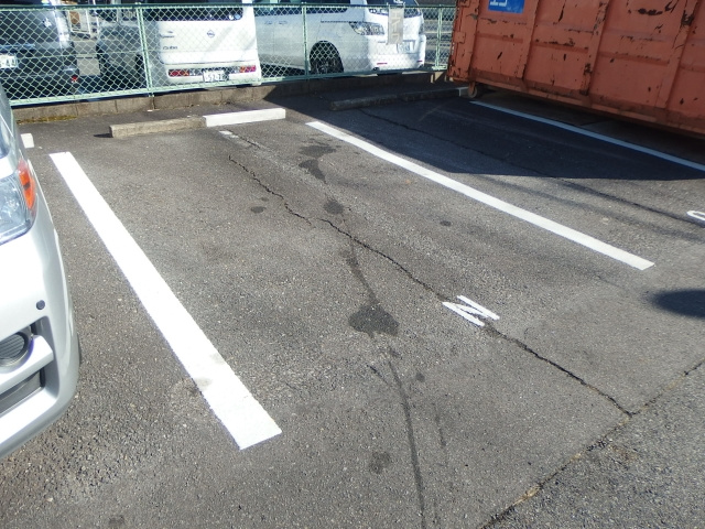 マンション英苑の駐車場