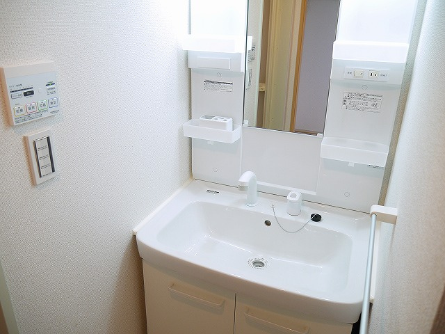 アンシェント・スリーの洗面所|明るい洗面所です