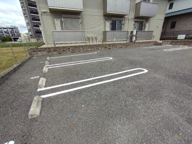 ロイヤルハイツ羽根東の駐車場