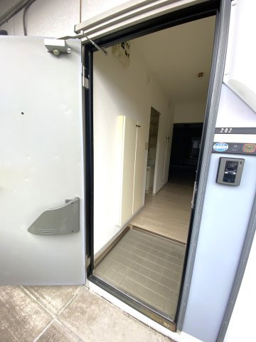 ハイム・ジュネスの玄関