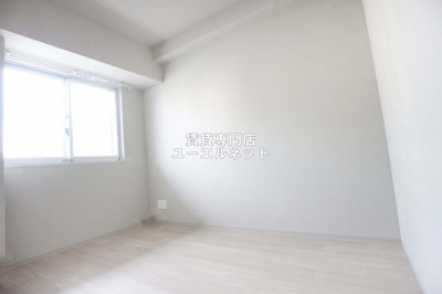 【寝室】 | TOPAZ江坂 | 明るく開放感のある居室で、自分だけのくつろぎ空間を。