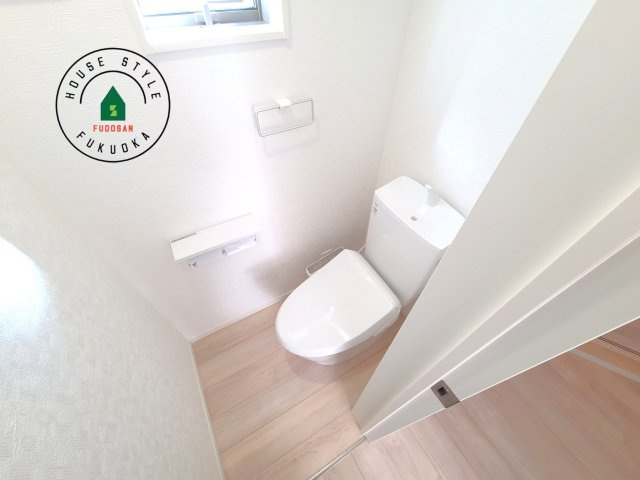 糟屋郡新宮町緑ヶ浜2丁目第2-2棟（1号棟）の内観：施工例|トイレ・ウォシュレット付。快適で衛生的な洗浄機能付温水シャワートイレです。収納や手すりもついてます。