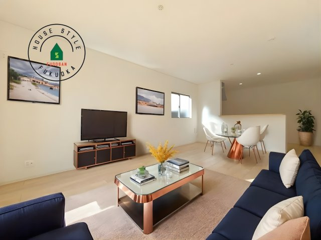 糟屋郡新宮町緑ヶ浜2丁目第2-2棟（1号棟）の内観：施工例|明るく開放的なリビングダイニングは豊かな陽光が注ぎ込み、やすらぎの空間を演出してくれます。ご家族で楽しいひとときをお過ごし下さい。※家具はCGを合成したものです。