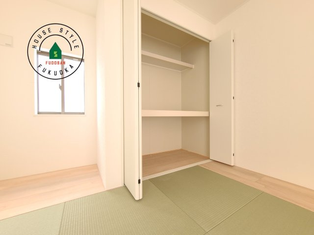 糟屋郡新宮町緑ヶ浜2丁目第2-2棟（1号棟）の内観：施工例|壁面クローゼットのメリットは、衣類が横一列に並ぶためひと目で洋服が選びやすいこと。衣類をたくさんお持ちの方も、限られたスペース内に無理なく収納することができます。