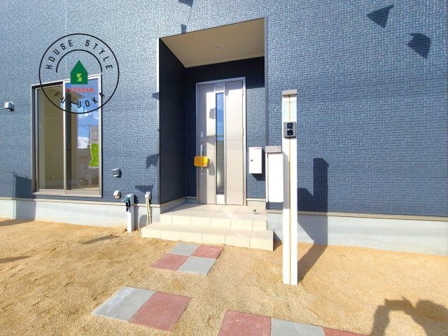 糟屋郡新宮町緑ヶ浜2丁目第2-2棟（1号棟）の外観：施工例|地盤調査済 / 玄関へ向かうまでのアプローチに漂う上質が期待感をもたせます。玄関は建物の顔。落着きを醸し出した自己主張が心に訴えてきます。