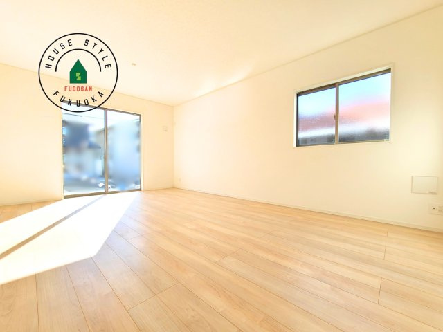 糟屋郡新宮町緑ヶ浜2丁目第2-2棟（1号棟）の洋室|キッチンからリビングをしっかり確認できます。家族の笑顔があふれる空間になりそうですね。※家具はCGを合成したものです。