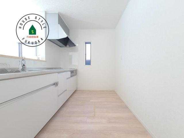 糟屋郡新宮町緑ヶ浜2丁目第2-2棟（1号棟）の内観：施工例|カウンターキッチンなら、リビングで遊ぶ子供の様子を見ながら料理ができるので安心です。料理を運んでもらったり、子供にお手伝いしてもらいやすいのもいいですね。