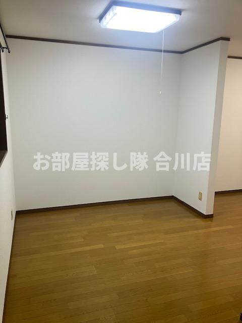 国分町戸建の洋室