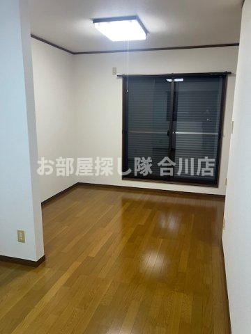 国分町戸建の洋室