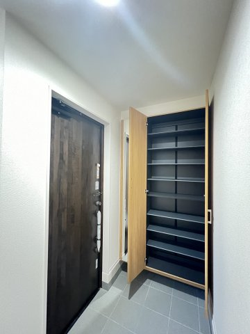 奈良市東九条町3期全3棟の玄関|内玄関　収納付き