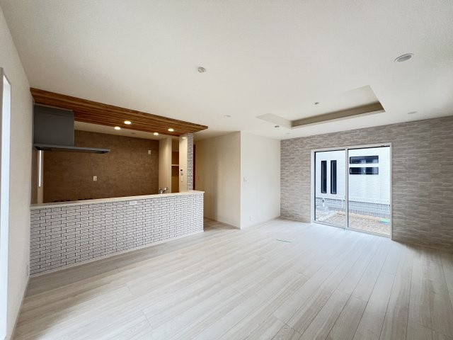 奈良市東九条町3期全3棟の居間・リビング|折上げ天井やポップアップ天井など内装にこだわりあり